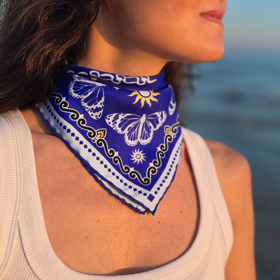 foulard bandana en soie de couleur bleu Maison Aldabaran. Blue luxury silk bandana scarf from Maison Aldabaran