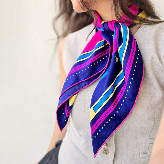 Luxueux foulard carré en soie 70x70cm bleu, rose et jaune.