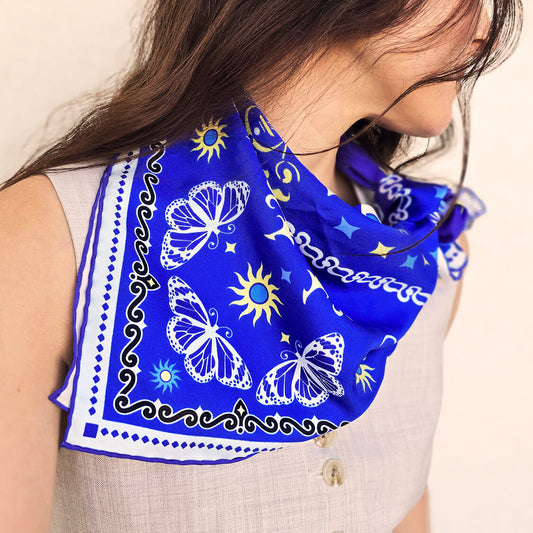luxueux foulard carré de couleur bleue en soie de la marque française Maison Aldabaran
