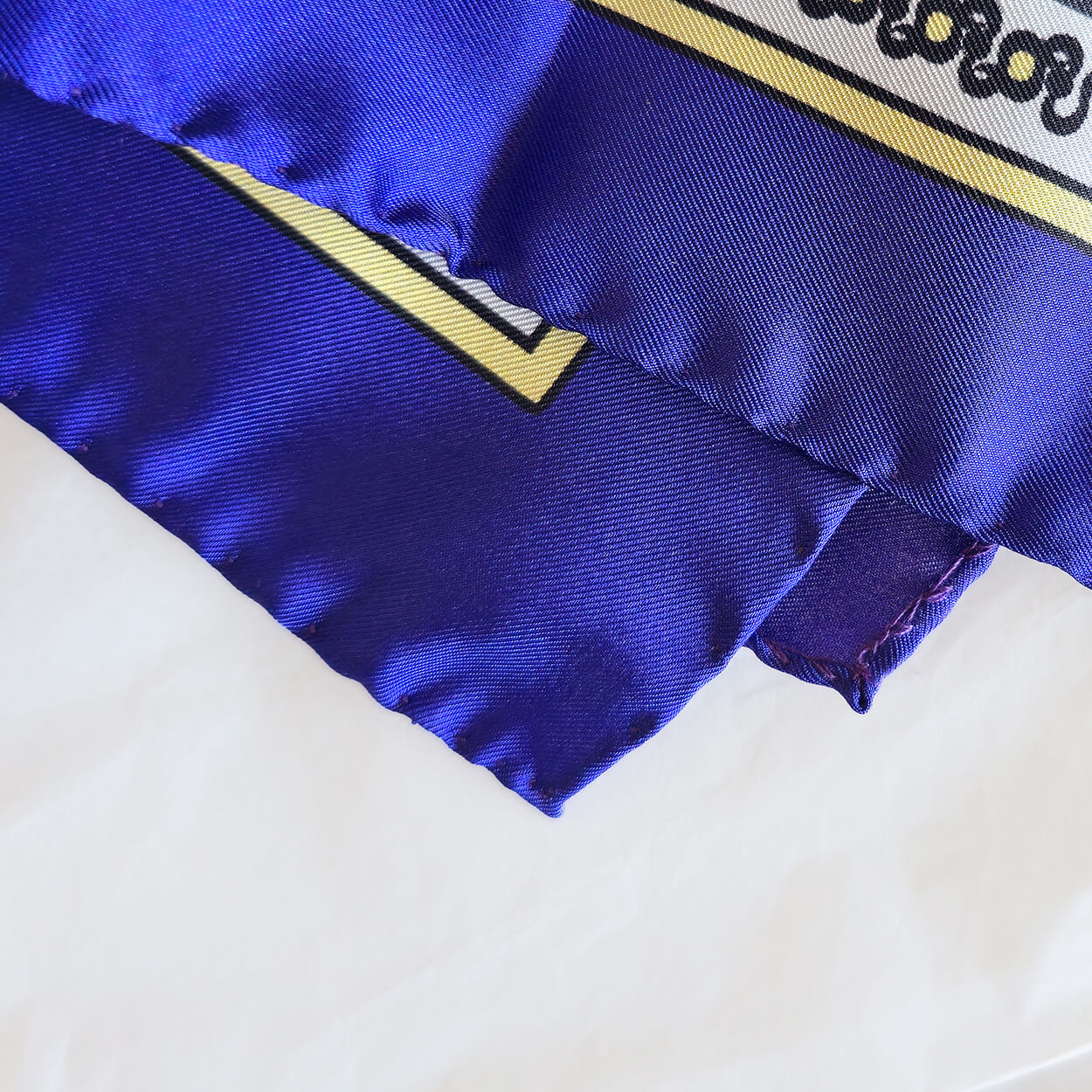 carré en twill de soie luxueux made in France