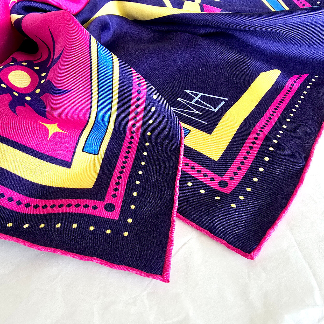carré en twill de soie coloré et de qualité made in France