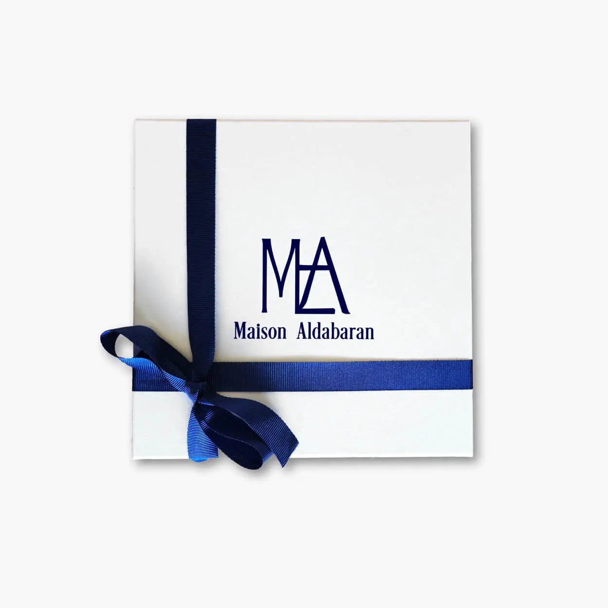 boite cadeau avec un foulard en soie. Gift box with a silk scarf