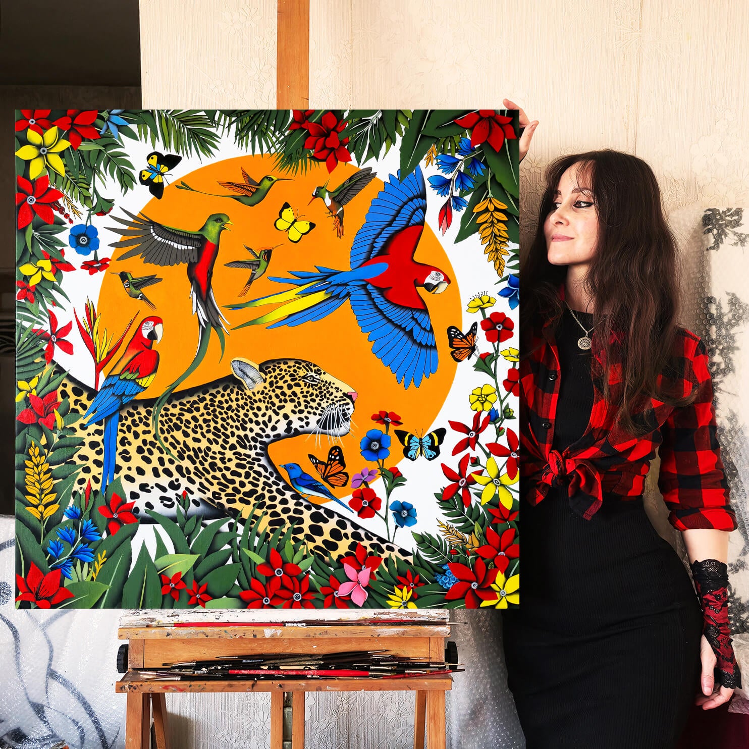 caroline huet artiste peintre françasie présentant dans son atelier d'art sa peinture à l'huile "Mon âme est un paradis"