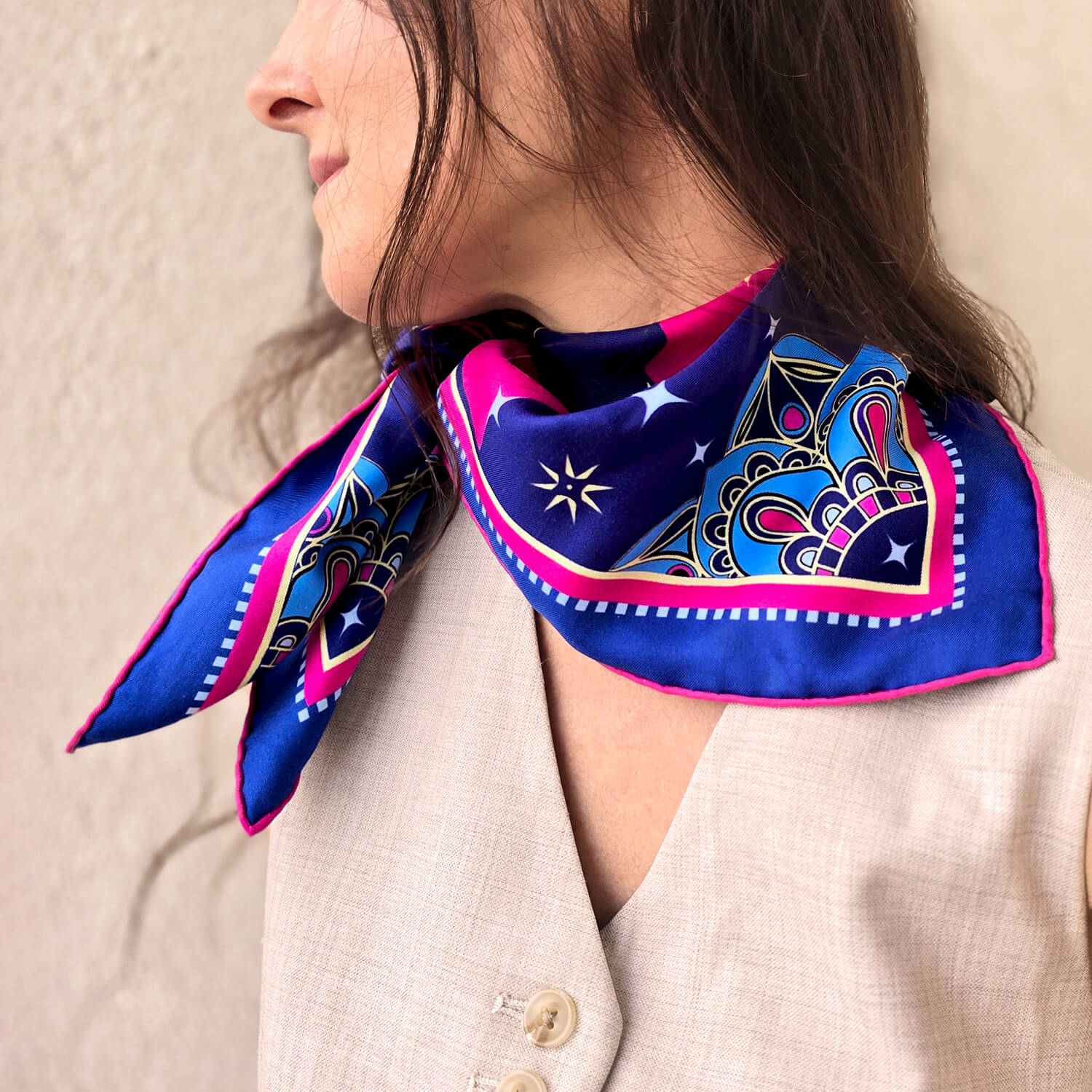 Foulard carré en twill de soie de haute qualité de style Hermès, made in France.
