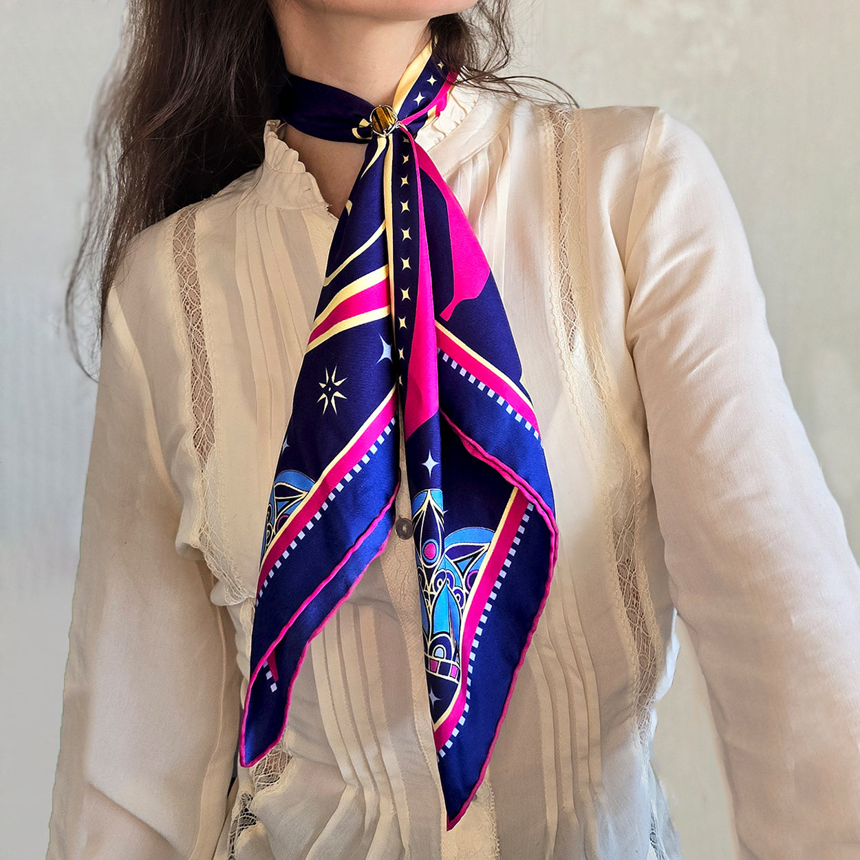 foulard en twill de soie luxueux de couleur bleu jaune et rose avec un motif de cheval
