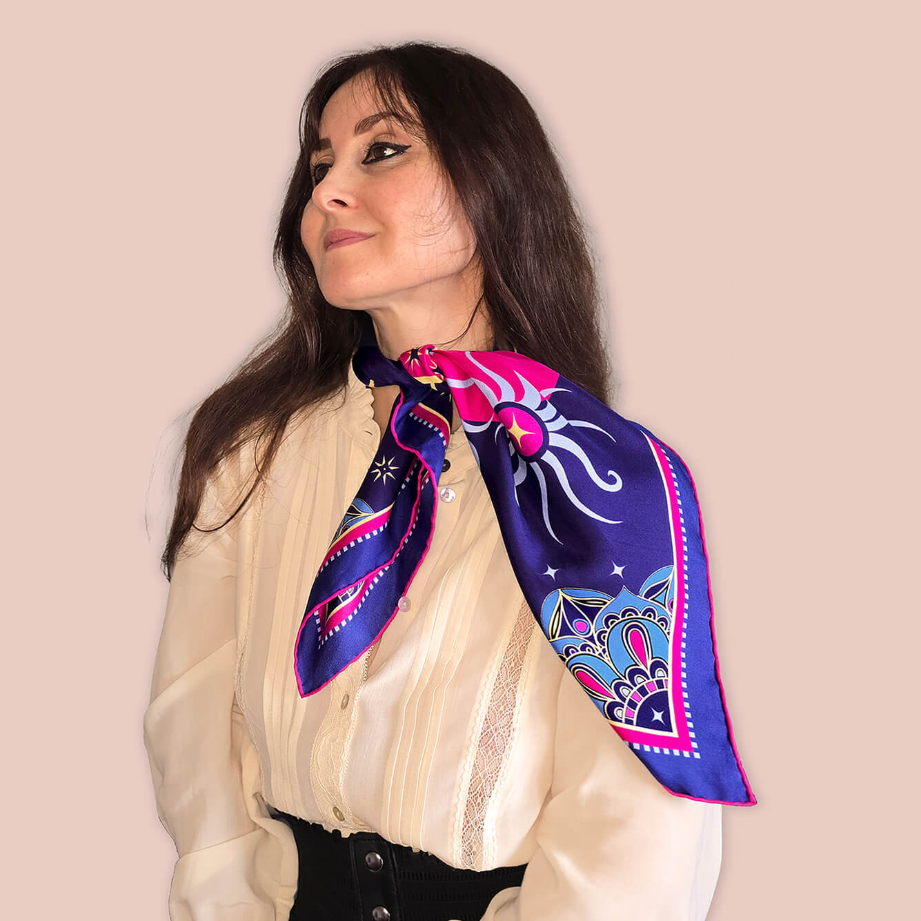 foulard en soie luxe 70x70cm bleu et rose made in France. Luxury silk twill scarf 70x70cm
