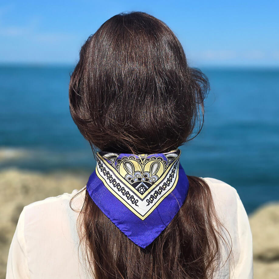 bandana bleu en twill de soie made in France. Bleu silk bandana made in france