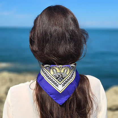 bandana bleu en twill de soie made in France. Bleu silk bandana made in france