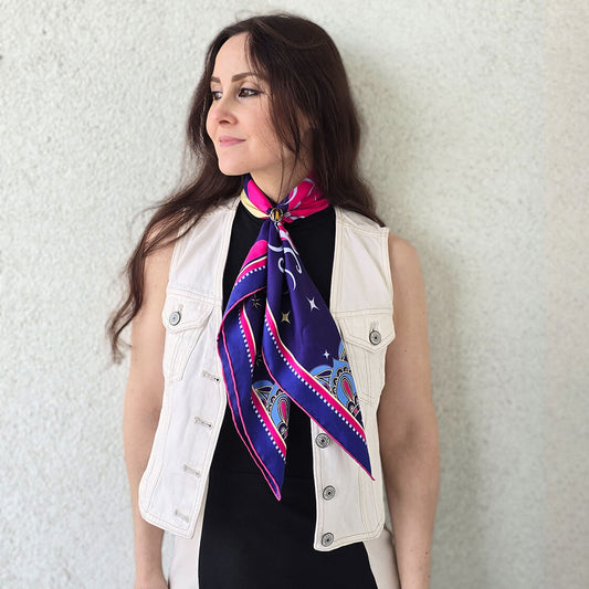 Luxury silk twill scarf ade in France and hand rolled. Foulard en soie luxueux made in france 