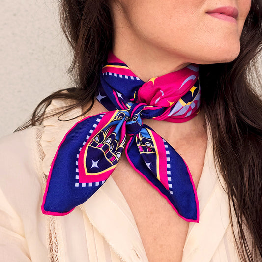 luxueux et élégant foulard carré en twill de soie de couleur rose et bleu, luxurious and elegant square scarf in pink and blue silk twill